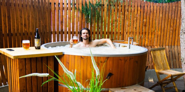 Kouzelné lesní lázně pro 2–8 os.: vířivé koupele venku v sudech, luxusní odpočívárna se saunami, občerstvení, pivo