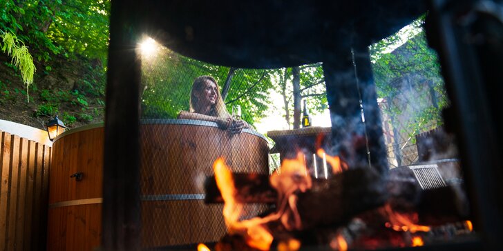 VIP lesní wellness pro 2–8 os.: kádě s termální vodou, finská a parní sauna, sekt či pivo a večeře