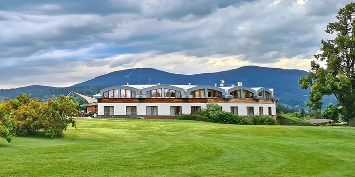 Podzimní relax i výlety v Krkonoších: polopenze, wellness a slevy na atrakce