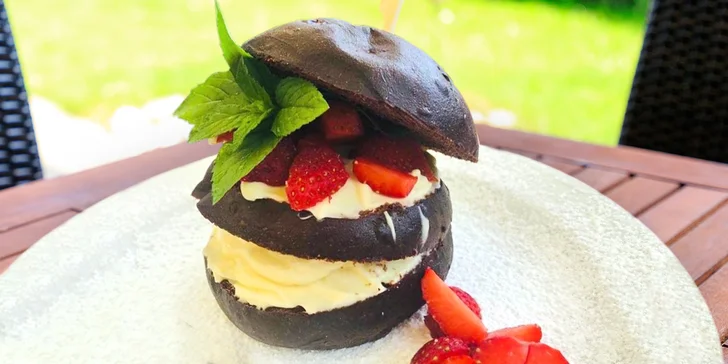 Burger s čoko bulkou, mascarpone a ovocem a latté nebo cappuccino
