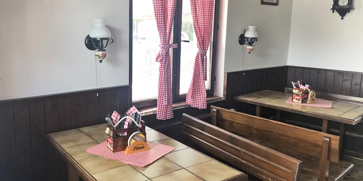Burger s čoko bulkou, mascarpone a ovocem a latté nebo cappuccino