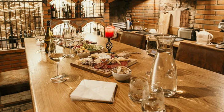90min. řízená degustace moravských vín: 8 vzorků, občerstvení i sleva na víno