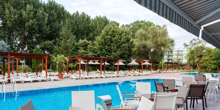Když se vám zrovna nebude chtít na pláž, čeká na vás u hotelu velký sladkovodní bazén.