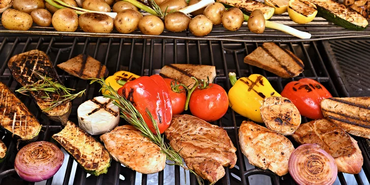 Parádní grilovačka v partě 10 přátel: asistence šéfkuchaře a balíček plný dobrot