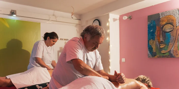 Masáž podle výběru ze druhů: přístrojová, relaxační nebo kokosová vč. peelingu
