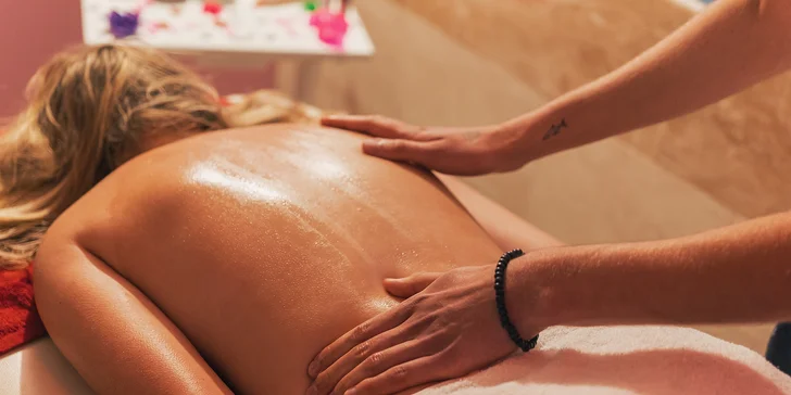 Masáž podle výběru ze druhů: přístrojová, relaxační nebo kokosová vč. peelingu