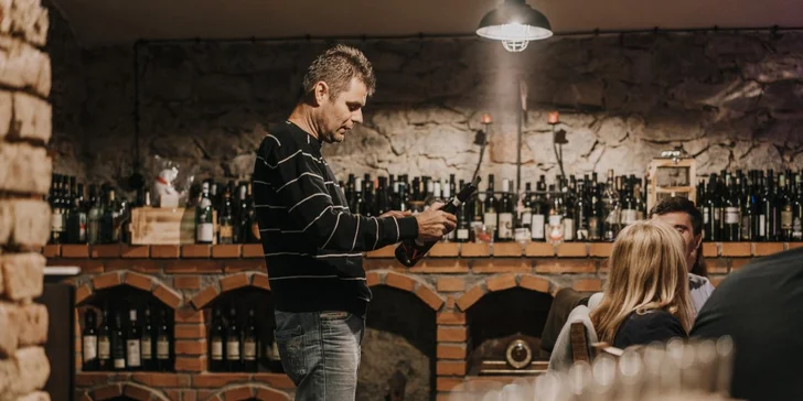 90min. řízená degustace moravských vín: 8 vzorků, občerstvení i sleva na víno