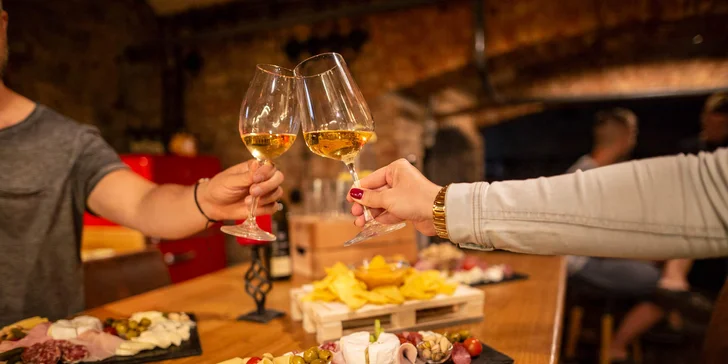 90min. řízená degustace moravských vín: 8 vzorků, občerstvení i sleva na víno