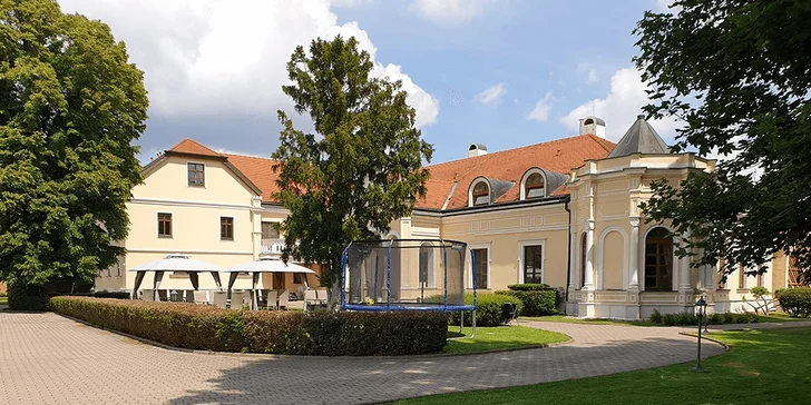 Romantický pobyt na Slovensku: 4* historický zámeček se snídaní či polopenzí a neomezeným wellness
