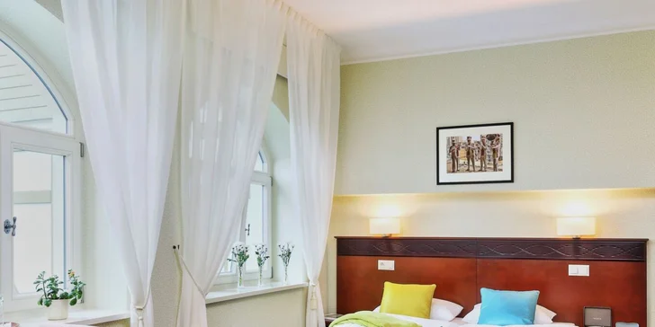 4* pobyt ve Sklářské Porubě: historický hotel se zahradou, neomezeně wellness a snídaně