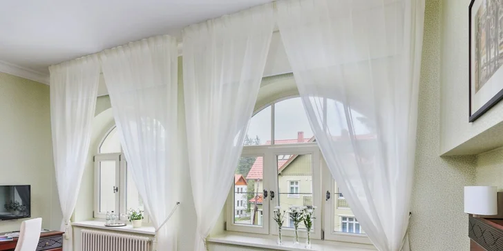 4* pobyt ve Sklářské Porubě: historický hotel se zahradou, neomezeně wellness a snídaně