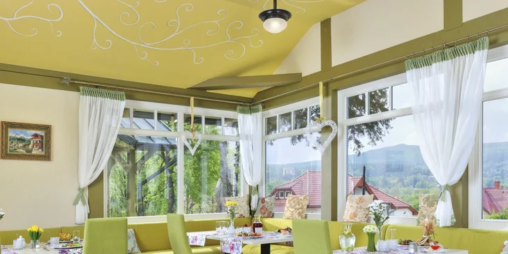 4* pobyt ve Sklářské Porubě: historický hotel se zahradou, neomezeně wellness a snídaně