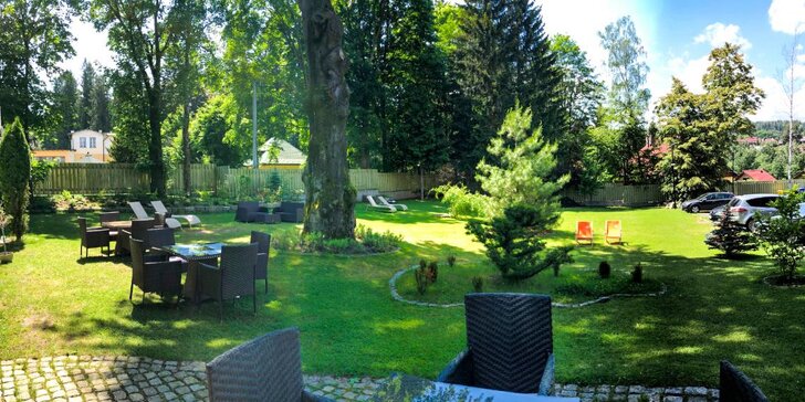 4* pobyt ve Sklářské Porubě: historický hotel se zahradou, neomezeně wellness a snídaně