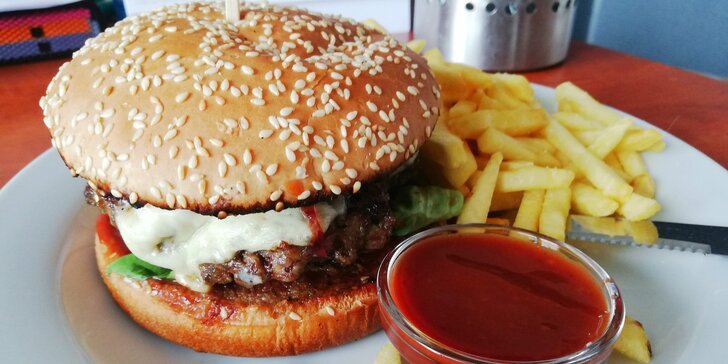 Šťavnatý burger z hovězího či vepřového masa s hranolky pro 1 i 2 osoby