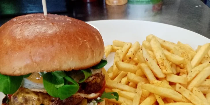 Šťavnatý burger z hovězího či vepřového masa s hranolky pro 1 i 2 osoby
