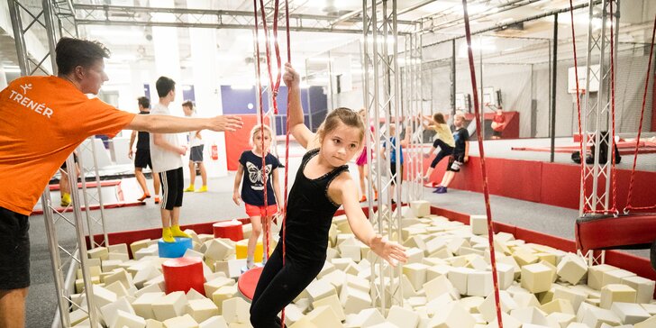 Hodina skákání v Jump Academy Brno: trampolíny, ninja dráha, parkour zóna, obří bazén s houbičkami a 9D kino