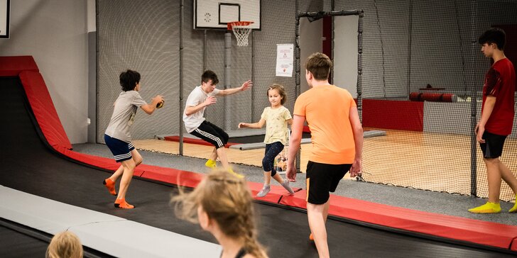 Hodina v Jump Academy Brno: trampolíny, ninja dráha, parkour zóna, obří bazén s houbičkami a 9D kino