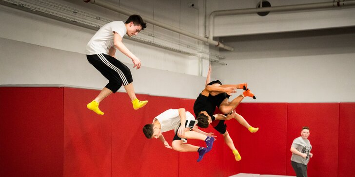 Hodina skákání v Jump Academy Brno: trampolíny, ninja dráha, parkour zóna, obří bazén s houbičkami a 9D kino