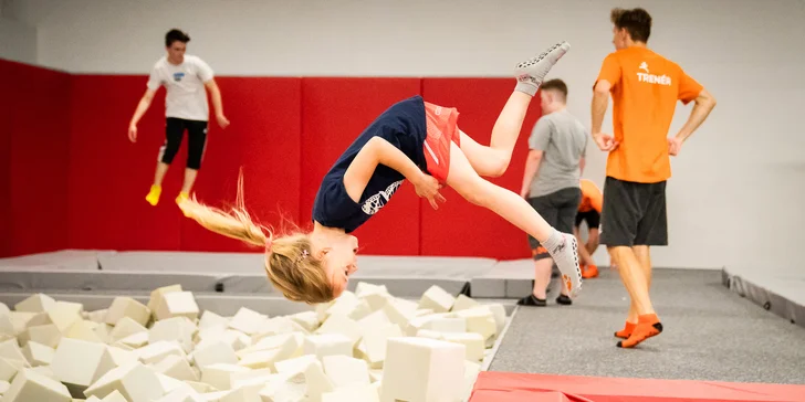 Hodina skákání v Jump Academy Brno: trampolíny, ninja dráha, parkour zóna, obří bazén s houbičkami a 9D kino