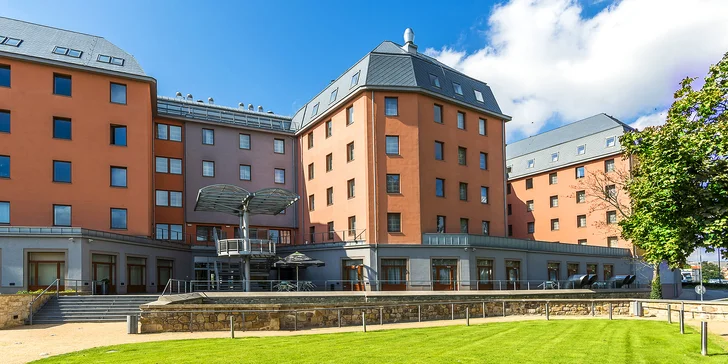 Odpočinek v hotelu Marriott v centru Plzně: snídaně nebo polopenze i varianty s prohlídkou pivovaru a pivo zdarma