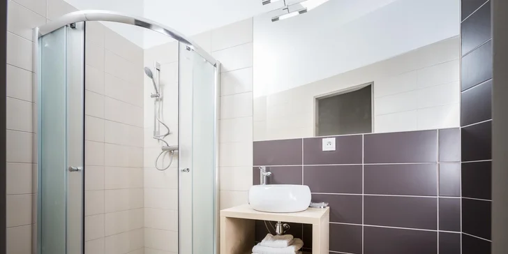 Pokoj Deluxe, boží snídaně a láhev sektu v hotelu na Smetanově náměstí