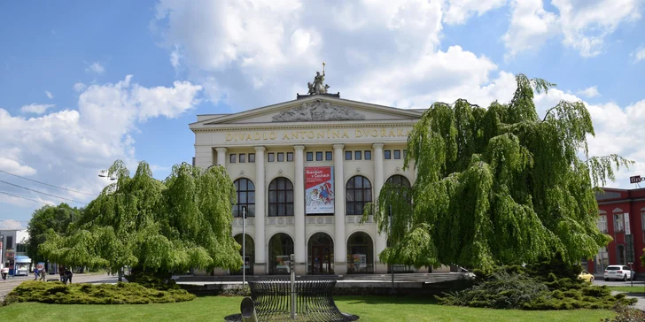Pokoj Deluxe, boží snídaně a láhev sektu v hotelu na Smetanově náměstí