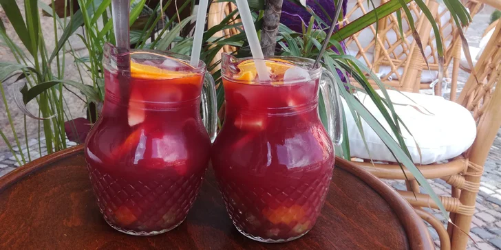 Dejte si sangrii na letní zahrádce: dva půllitrové džbánky v cukrárně Gabriela