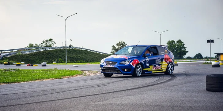 Jízda ve Ferrari, Porsche, Nissanu, Audi či rally taxi Ford a závodní simulátor ve virtuální realitě