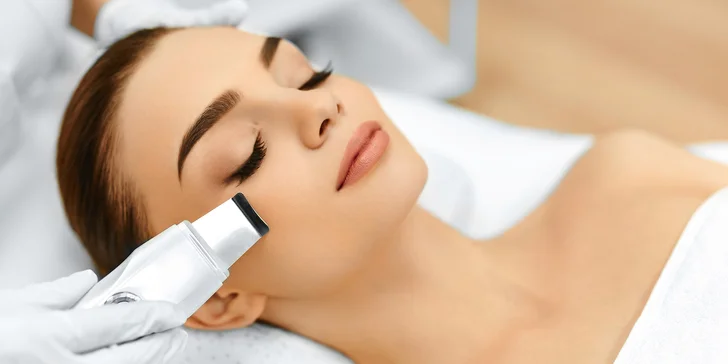 Krásná v každém věku: vodní peeling, ošetření modrým a červeným světlem i masáž obličeje