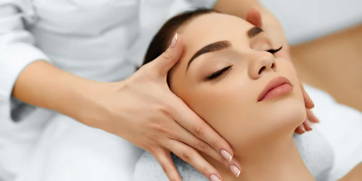 Krásná v každém věku: vodní peeling, ošetření modrým a červeným světlem i masáž obličeje