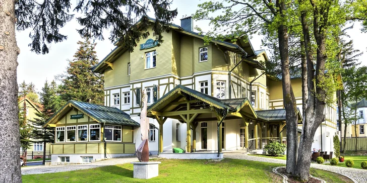 4* pobyt ve Sklářské Porubě: historický hotel se zahradou, neomezeně wellness a snídaně