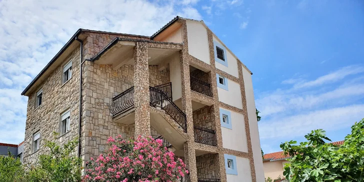 Léto na Makarské riviéře: vybavené apartmány s kuchyňkou, moře 200 m