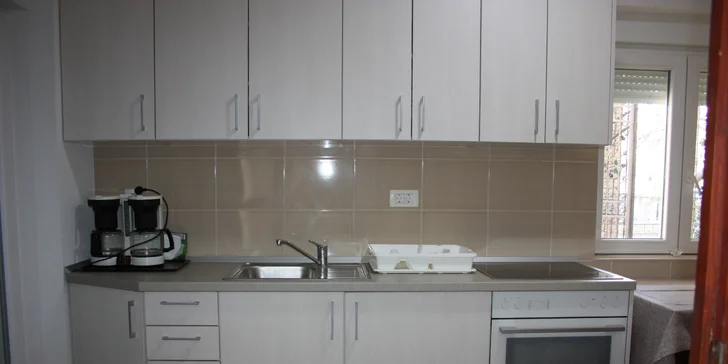 Léto na Makarské riviéře: vybavené apartmány s kuchyňkou, moře 200 m