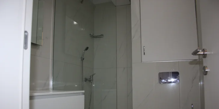 Léto na Makarské riviéře: vybavené apartmány s kuchyňkou, moře 200 m