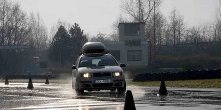 1570 Kč za kurz bezpečné jízdy. Naučte se ovládat své vozidlo v extrémních podmínkách a užijte si skvělou zábavu se slevou 55 %!