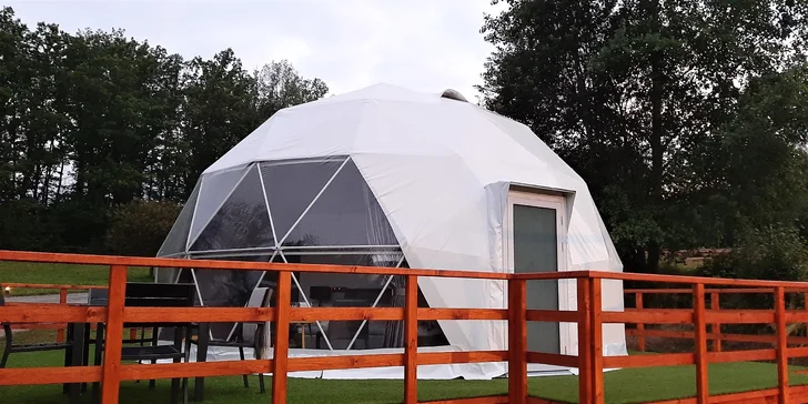 Luxusní kempování: moderní igloo až pro 4 osoby, uprostřed zeleně a s veškerým zázemím