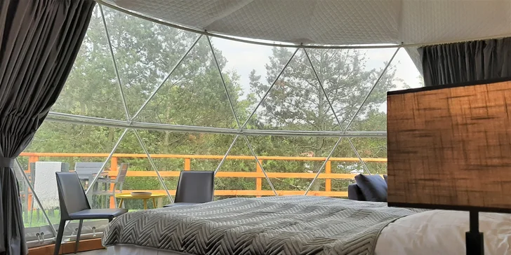 Luxusní kempování: moderní igloo až pro 4 osoby, uprostřed zeleně a s veškerým zázemím