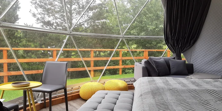 Luxusní kempování: moderní igloo až pro 4 osoby, uprostřed zeleně a s veškerým zázemím