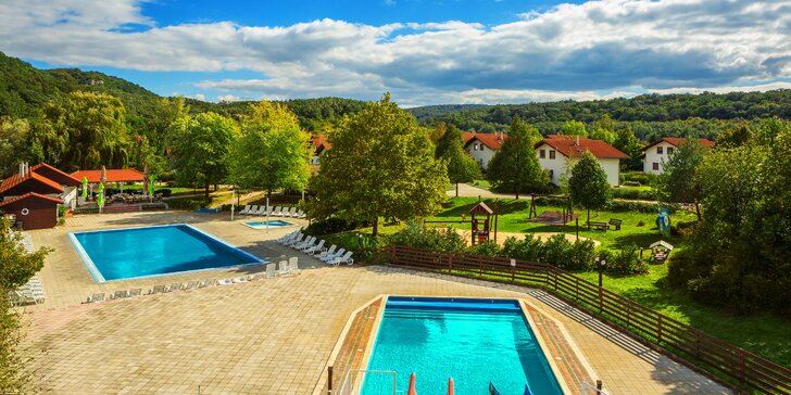 Rodinný relax v maďarském resortu: vstup do lázní či neomezený wellness a možnost polopenze