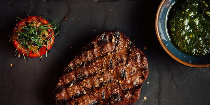 Degustační menu pro dva: krevety, rib eye steak, čokoládový lava cake i víno