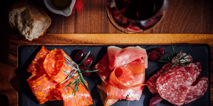 Degustační menu pro dva: krevety, rib eye steak, čokoládový lava cake i víno