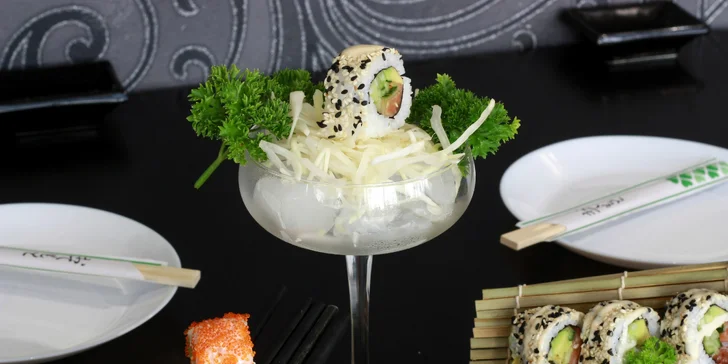 Japonsko v centru Ostravy: set 50 ks sushi s rybami i zeleninou a ovocem