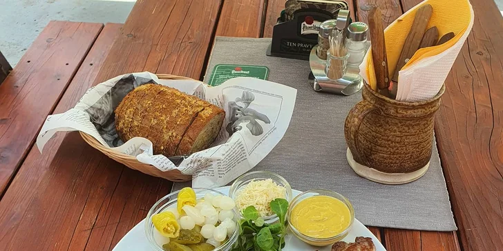 Talíř masa ve stylové pivnici Komín pub: panenka, prso, krkovice i žebra, navrch chleba a zelenina