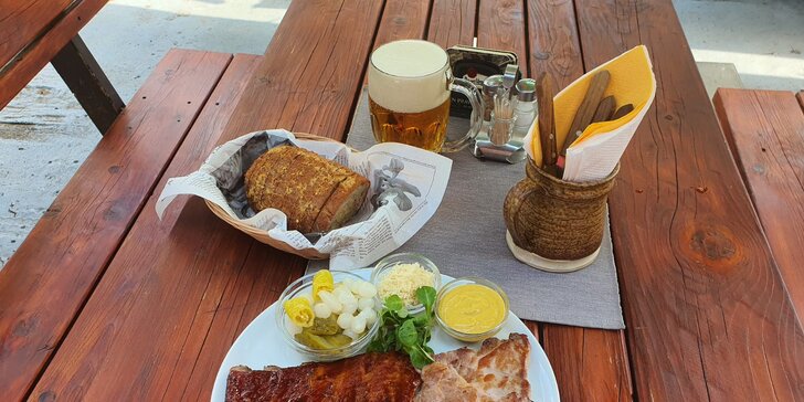 Talíř masa ve stylové pivnici Komín pub: panenka, prso, krkovice i žebra, navrch chleba a zelenina
