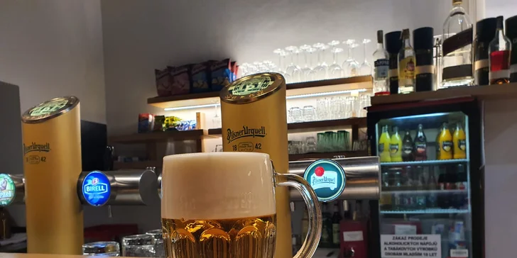 Talíř masa ve stylové pivnici Komín pub: panenka, prso, krkovice i žebra, navrch chleba a zelenina