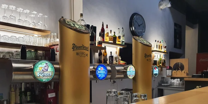 Talíř masa ve stylové pivnici Komín pub: panenka, prso, krkovice i žebra, navrch chleba a zelenina