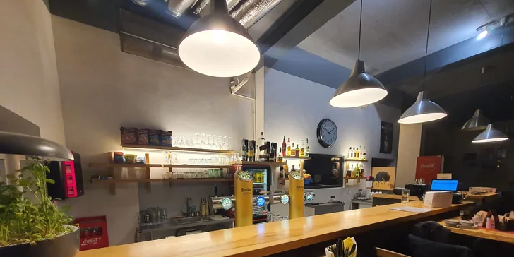 Talíř masa ve stylové pivnici Komín pub: panenka, prso, krkovice i žebra, navrch chleba a zelenina