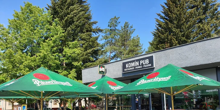 Talíř masa ve stylové pivnici Komín pub: panenka, prso, krkovice i žebra, navrch chleba a zelenina