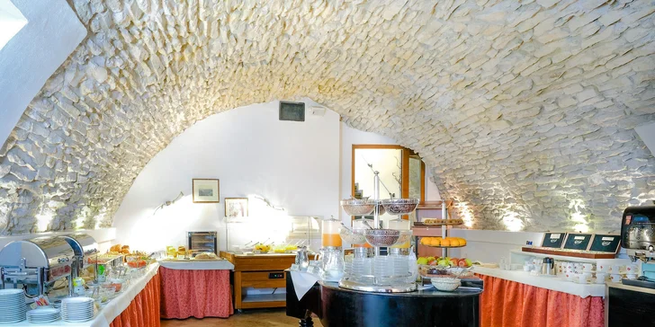 Pobyt v historickém centru Prahy: elegantní hotel se snídaní a plavbou po Vltavě