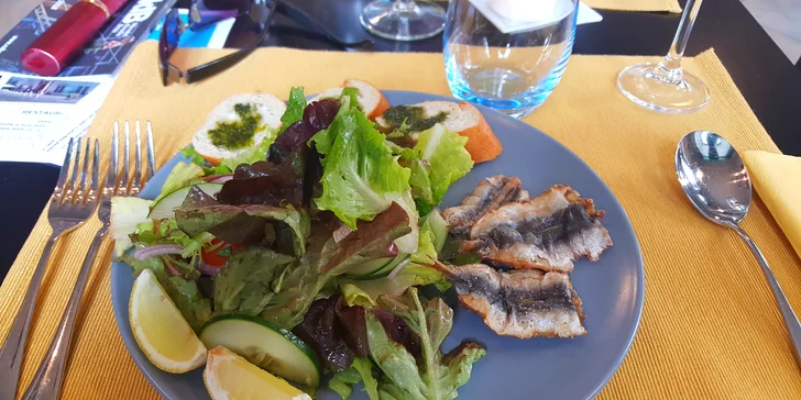 Denní menu podle výběru z 8 druhů a k tomu Pepsi nebo Mirinda